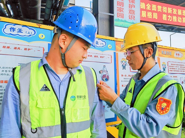 900多個安全臂章上崗啦！新疆天業天偉化工有限公司電石廠為職工配備“紅臂章”.jpeg