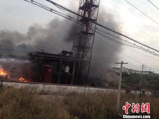 浙江金華一化工廠油罐起火明火已被撲滅（圖）