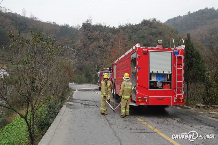 寧強：液化氣槽車側翻泄漏 24噸燃氣被放空燃燒