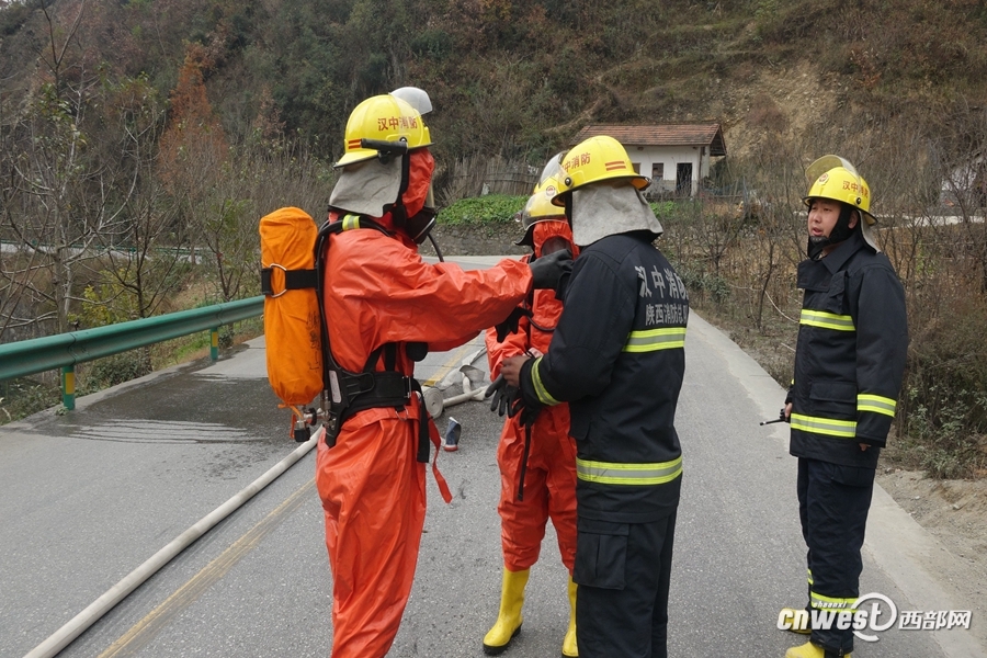 寧強：液化氣槽車側翻泄漏 24噸燃氣被放空燃燒