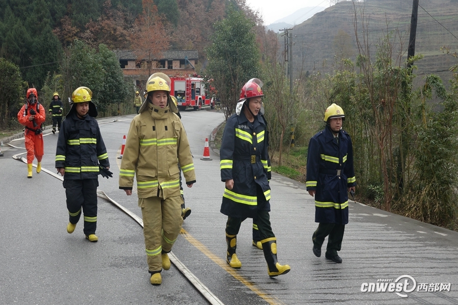 寧強：液化氣槽車側翻泄漏 24噸燃氣被放空燃燒