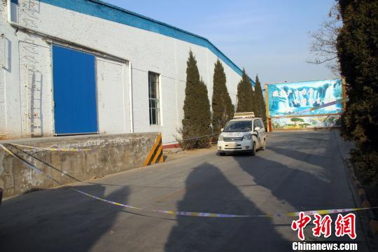 廠區(qū)內(nèi)，通往燃爆事故現(xiàn)場(chǎng)的道路上拉起了警戒線?！∮诳×?攝